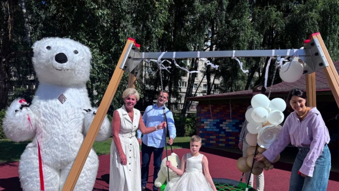 Pļavniekos atklātas labiekārtotās šūpoles