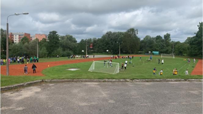 cilvēki futbola laukumā