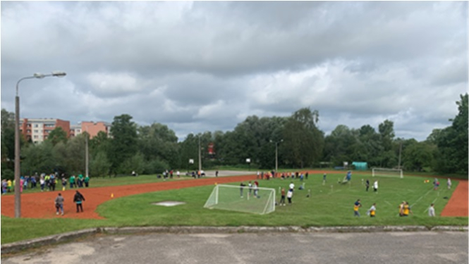 cilvēki futbola laukumā